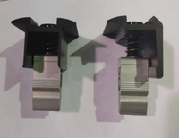 Système de fixation de panneaux solaires sur toiture à fixation rapide par pince centrale pour tuiles
