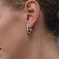 Boucles d'oreilles Huggie vintage en acier inoxydable plaqué or 18 carats avec pierres naturelles J&D (obsidienne, jaspe dalmatien) et corde torsadée – Cadeau pour femme