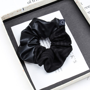Nuevo diseño Duotone logotipo personalizado scrunchies para el cabello con cuero para niña de alto sentido banda para el cabello grande accesorios para el cabello de alta calidad - Product Image 4