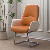 Chaise de conférence ergonomique confortable à dossier moyen en cuir blanc cassé, chaise de réception moderne avec accoudoirs pour bureau