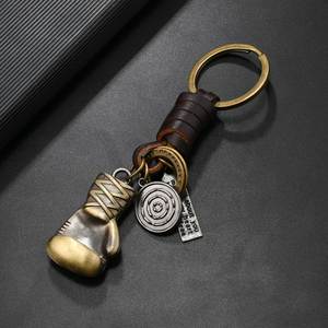 Llavero de metal con guantes de boxeo, colgante vintage de aleación de bronce y cuero trenzado, regalo creativo y personalizado al por mayor - Product Image 4