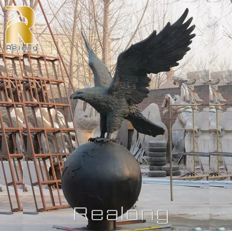 인기있는 정원 공원 현대 금속 독수리 청동 동상 공 조각에 독수리