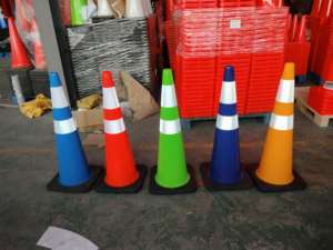 Cônes de signalisation de sécurité en PVC de 36 pouces avec col réfléchissant pour la circulation routière, le stationnement et l'entraînement au trafic - Product Image 3