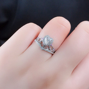 Anello con corona a forma di cuore in cristallo per donna, anello romantico ed elegante, accessorio regalo per tutti i giorni - Product Image 2