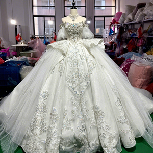 Vestido de Novia Romántico Mc062 Color Marfil con Hombros Descubiertos, Apliques de Encaje Plateado, Cuentas de Cristal y Mangas con Volantes, Estilo Princesa, Marca Jancember - Product Image 1