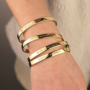 Bracciale Aperto Minimalista Placcato Oro Lucidato, Bracciale <span class=keywords><strong>a</strong></span> Fascia Impilabile con Messaggio Inciso, Regalo per <span class=keywords><strong>San</strong></span> <span class=keywords><strong>Valentino</strong></span> - Product Image 3