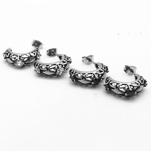 Pendientes yunnique con forma de media luna, acero de titanio, huecos, con incrustaciones de circonita, diseño geométrico blanco y negro - Product Image 3