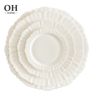 Juego <span class=keywords><strong>de</strong></span> <span class=keywords><strong>vajilla</strong></span> <span class=keywords><strong>de</strong></span> porcelana <span class=keywords><strong>de</strong></span> boda Irregular doblada blanca pura Ohere, <span class=keywords><strong>vajilla</strong></span> en relieve con cargador <span class=keywords><strong>de</strong></span> porcelana <span class=keywords><strong>de</strong></span> hueso fino <span class=keywords><strong>para</strong></span> alquiler <span class=keywords><strong>de</strong></span> fiestas - Product Image 2