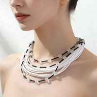 Collier ras du cou minimaliste en cuir multicouche avec perles noires et blanches, bijoux fantaisie OEM/ODM pour femmes