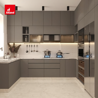 Armoires de cuisine Alland de style minimaliste luxueux en bois massif avec finition peinte et composants multifonctionnels pour le rangement