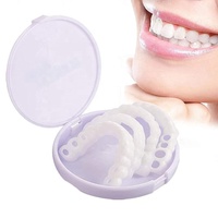 Prothèses dentaires parfaites à clipser pour l'enseignement et les couvre-dents temporaires pour recouvrir les dents imperfections.