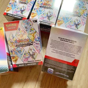 En Stock: Pokémon TCG, Versión Estadounidense, Cartas en Inglés, Modelo 6, Paquete de Expansión Prismatic Evolutions Box, Edades 14+ - Product Image 1