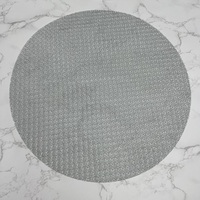 Set de table rond luxueux en tissu argenté scintillant, avec paillettes métalliques, pour une décoration élégante de table de fête ou de mariage