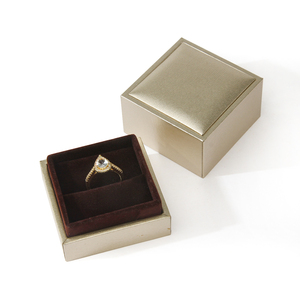 Option de logo personnalisé en gros pour boîte à bijoux avec couvercle et base pour bagues et boucles d'oreilles, dotée d'une doublure en éponge noire rigide et spéciale - Product Image 4