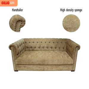 <span class=keywords><strong>Canapé</strong></span> triple vintage en velours doré avec garniture cloutée, accoudoirs roulés et rembourrage profond à boutons, pour hall d'hôtel - Product Image 1