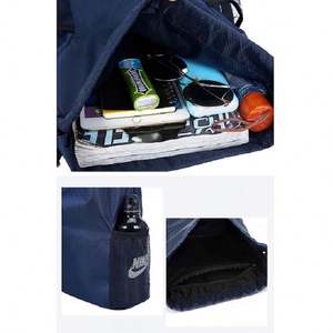 กระเป๋ายิมขนาดใหญ่สำหรับทุกเพศกระเป๋าเป้สะพายหลังแบบผูกเชือกออกแบบได้เองสไตล์หรูหราพร้อมโลโก้แบบพกพากันน้ำโพลีเอสเตอร์โปรโมชั่นจากโรงงาน - Product Image 3