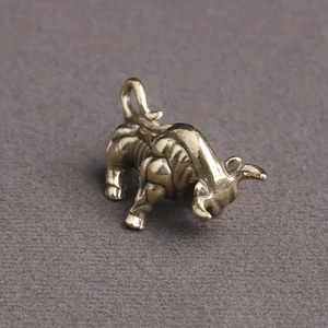1 pieza de latón Bull Fighting Bull Micro-tallado Animal llavero colgante, llavero creativo colgante para hombres, pequeños adornos - Product Image 1
