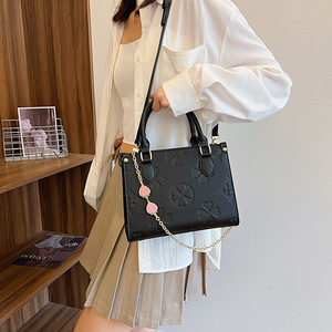 Cross-Biên Giới Công Suất Trung Bình Tote Túi Phụ Nữ Mùa Hè 2024 Mới Kết Cấu Nổi Tươi Ngọt Ngào Giản Dị Dây Kéo PU Vai Duy Nhất - Product Image 3