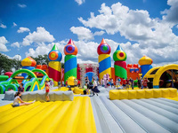 Parc d'attractions gonflable géant commercial, aire de jeux intérieure et extérieure, parcours d'obstacles, château gonflable avec toboggans pour enfants