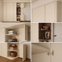 Moderner Maßgefertigter Schlafzimmerschrank mit Gebogener Ecktür Offenes Regal Cremeweiße Holz-Aufbewahrungseinheit