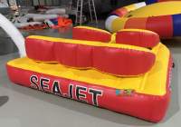 KUOYE Summer Water Game Langlebiges PVC 5 Personen Schlepp bares aufblasbares verrücktes UFO-Sofa zum Verkauf