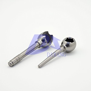 Pièces d'implantation de la hanche usinées par CNC pour coupelles acétabulaires et tiges fémorales dans les pièces médicales de remplacement articulaire - Product Image 1