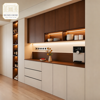 Buffet de salle à manger sur mesure pour toute la maison avec armoires supérieures en noyer et étagère à vin à LED chaude |   Stockage intégré |   OEM