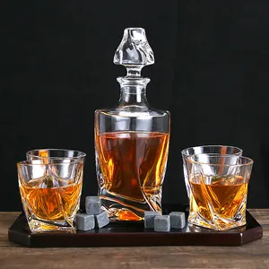 Babalar günü Bar züccaciye büküm kristal viski şişesi İtalyan 4 eski moda gözlük ile hazırlanmış cam viski sürahisi seti