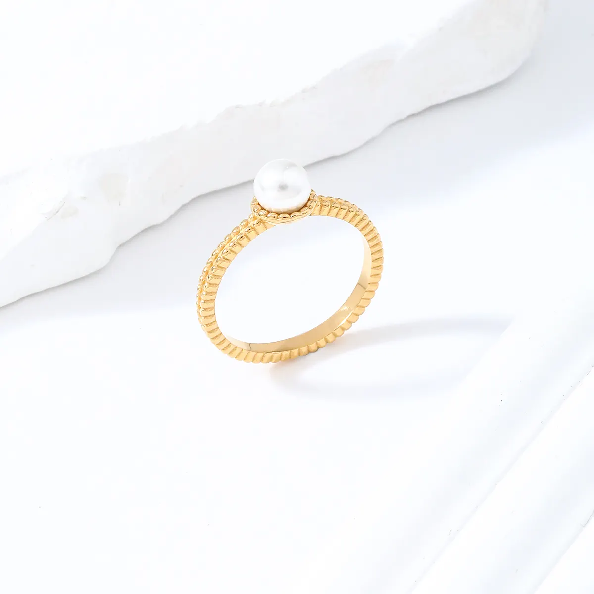 Ruigang RGR2426 Anel de dedo minimalista de aço inoxidável com pérolas para meninas, anel redondo elegante de pérolas de água doce