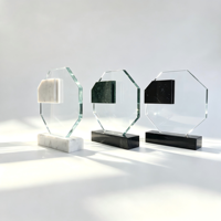 Achteckige Kristalltrophäe mit Naturmarmor-Einlage und Individueller Lasergravur für Geschäftliche Anerkennungspreise