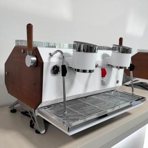 Máquina de Espresso Italiana Semiautomática de Doble Cabezal y Alta Capacidad con Control Preciso de Temperatura y Sistema de Espuma - Product Image 1