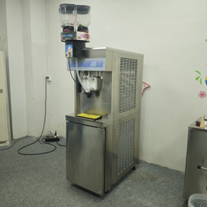 Máquina para hacer helados suaves Taylor CC8 Flavor Burst CrunchiCreme con tecnología Bottom Up y bomba presurizada - Product Image 3