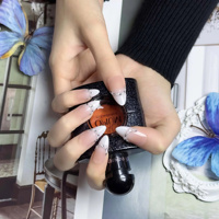 Faux ongles à presser French press on, dégradé nude délicat, avec décor en perles et strass et bordure en V, style minimaliste. Fournitures pour ongles en gros pour supermarchés.
