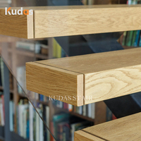 Escalier flottant à faisceau unique rampe en verre à marches en bois escaliers Mono Stringer personnalisables pour l'intérieur de bibliothèque de maison de luxe