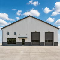 Entrepôt de stockage moderne en acier avec portes à rouleaux doubles, auvent de bureau, fenêtre en verre et cour pavée