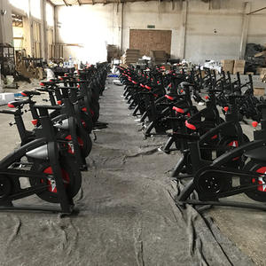 Vélo de spinning commercial à entraînement par courroie, vélo d'exercice de <span class=keywords><strong>cardio</strong></span>-training de gym avec volant d'inertie équilibré pour usage intensif en intérieur - Product Image 4