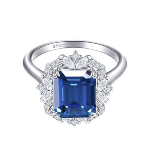 แหวนหมั้นและแต่งงานสำหรับผู้หญิง ประดับด้วยมอยส์ซาไนต์ทรงเหลี่ยมมรกต 4 กะรัต ระดับ VVS พร้อมใบรับรอง GRA ตัวเรือนเงินแท้ 925 สีเงิน ดีไซน์หรูหราแบบไลท์ลักชัวรี่ - Product Image 6