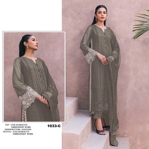 Elegante traje pakistaní de Georgette de imitación pesado con bordado rico, perfecto para bodas y fiestas, exportación desde la India - Product Image 4
