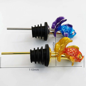 Vertedor de Vino de Lujo con Diseño de Pez Koi en Aleación de Zinc y Tapón de Botella con Diseño de Pez Dorado Esmaltado para Hoteles y Restaurantes <span class=keywords><strong>Michelin</strong></span> de Alta Cocina - Product Image 4
