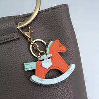 Nouveau Porte-clés Cheval à Bascule Tendance 2026, Pendentif Voiture et Breloque de Sac en Cuir PU Fait Main, Cadeau Personnalisé Adorable, Vente en Gros Disponible
