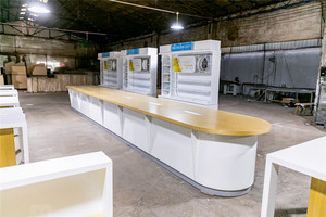 Tavolo Espositivo Personalizzato per Elettrodomestici e Elettronica, Bancone in Legno Rotondo per Esposizione di Computer Portatili - Product Image 3