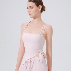 Top corto deportivo transpirable para mujer con doble tirante fino, espalda cruzada, ajuste ceñido, ideal para yoga, pilates y gimnasio. - Product Image 1