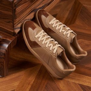 Chaussures d'entraînement allemandes reconstituées : Baskets plates en cuir véritable confortables et polyvalentes à lacets pour hommes, idéales pour les sports de plein air et les tenues décontractées - Product Image 3