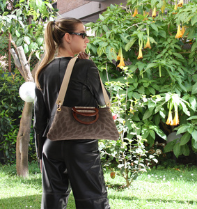 Borsa a Spalla da Donna in PVC e Cotone Stile Rock Classico, Realizzata a Mano, Sostenibile, con Garanzia di Qualità, Materiale Mat-b, Personalizzabile con Patta - Product Image 6