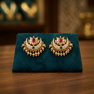 Boucles d'oreilles Chandelier en laiton antique avec motifs Moti et placage or tendance en forme de lune - Product Image 3