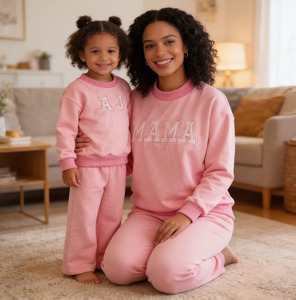 Conjunto a juego de mamá e hija, hecho a mano con bordado de letras, de algodón rosa, para Navidad, sudadera familiar, ropa de estar por casa. - Product Image 3
