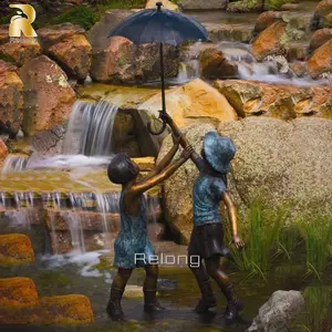 Outdoor Tuin Decor Levensgrote Kids Mentale Kinderen Sculptuur Bronzen Jongen En Meisje Met Paraplu Standbeeld