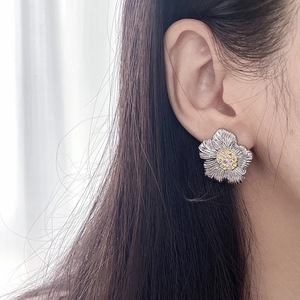 Eleganti Orecchini a Perno con Fiore di Gardenia, Texture Vintage Bicolore, Gioielli da Donna alla Moda per Uso Quotidiano, Regalo Chic - Product Image 6
