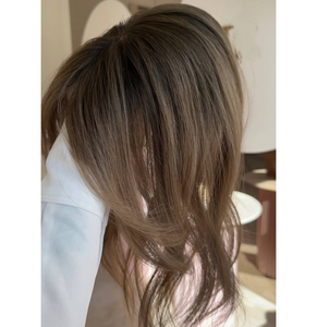 Prothèse capillaire 100% 120% densité fine, cheveux vierges russes lisses, blond cendré avec mèches, coupe bob avec frange, base mono en soie 3x5, closure et toppers en PU - Product Image 2