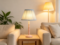 Lampe de table électrique à LED avec abat-jour en tissu plissé rayé bleu, design contemporain pour salon, chambre à coucher, AC 220V